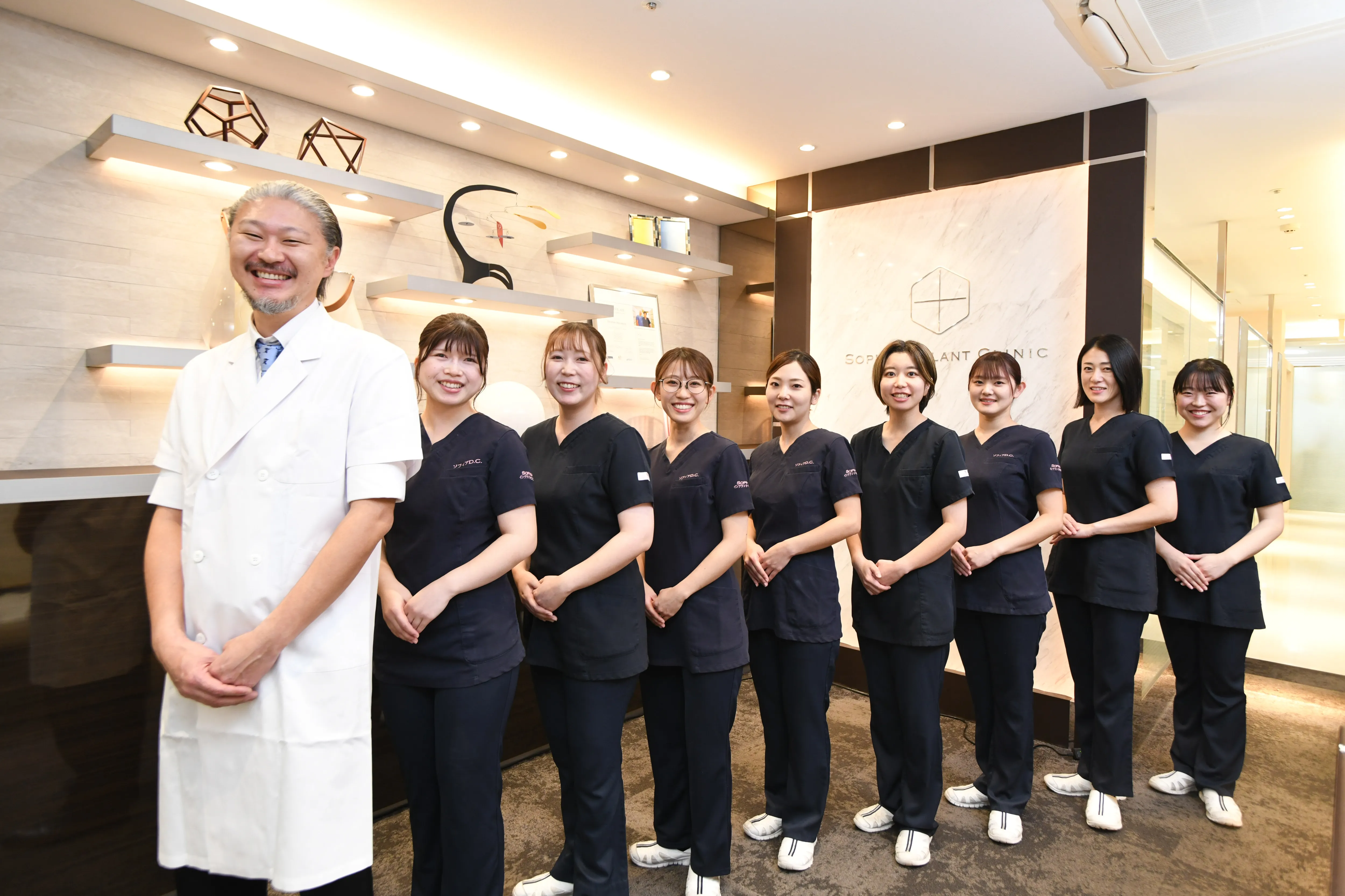 チームで支え合う職場環境のイメージ画像