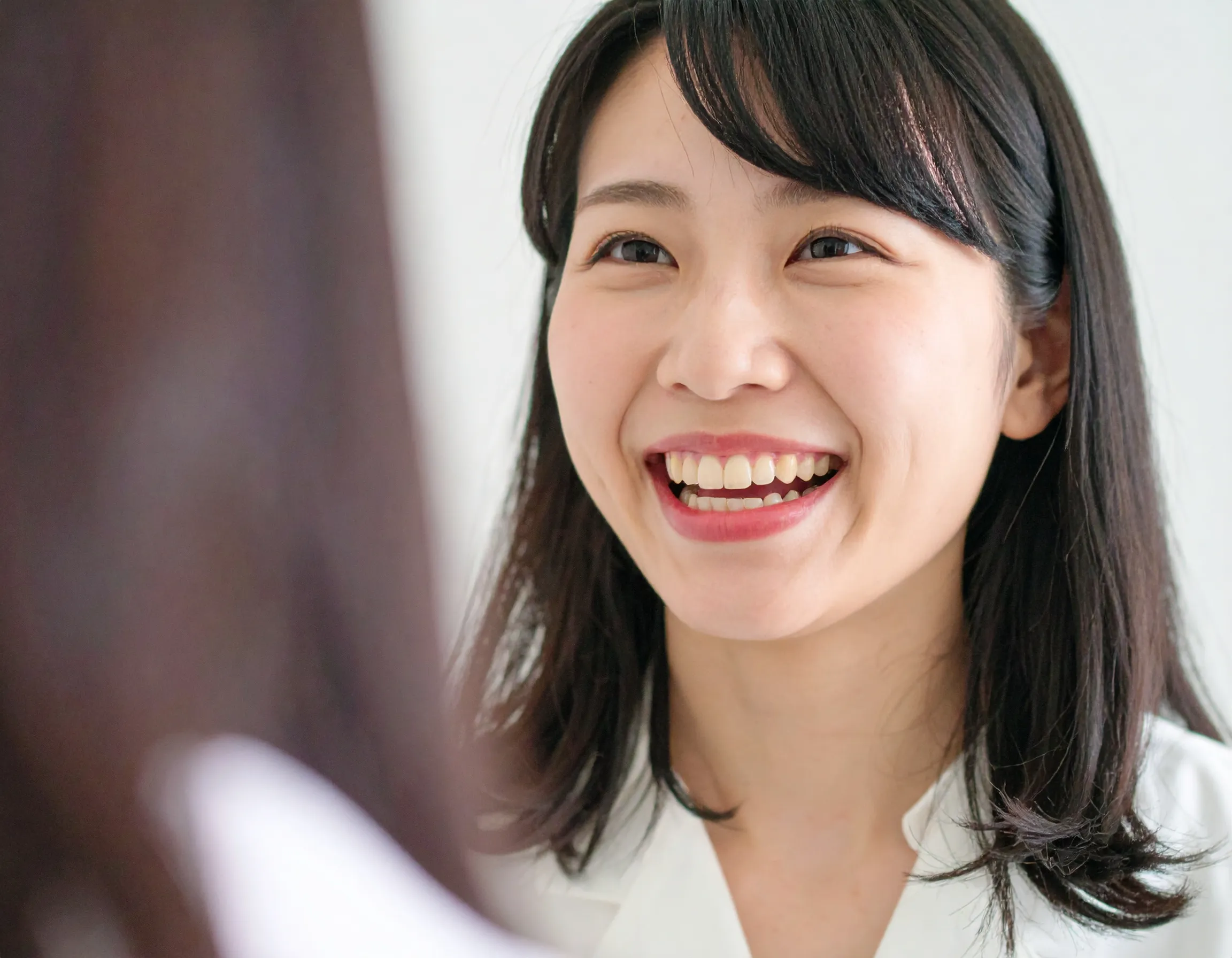 歯が白く美しい笑顔の女性