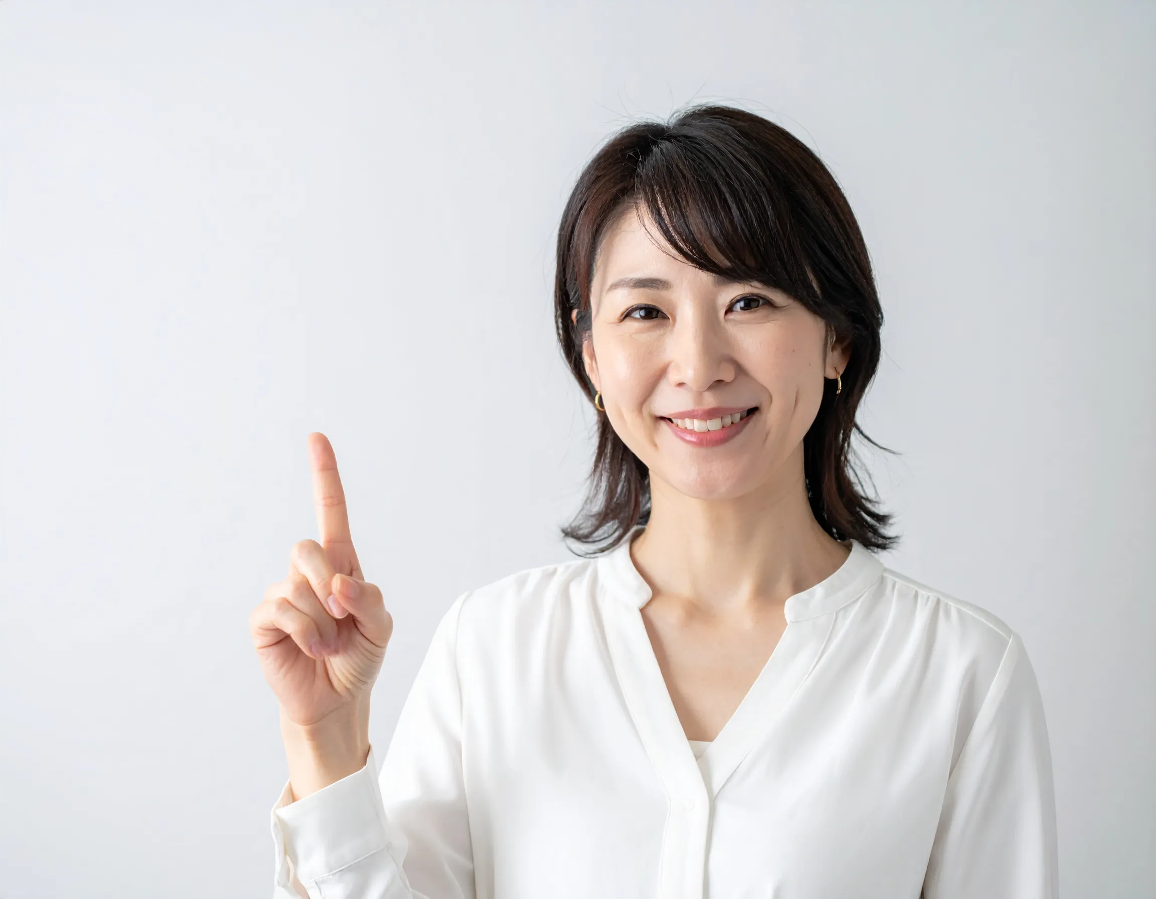 歯肉形成治療で期待できる効果を説明している女性