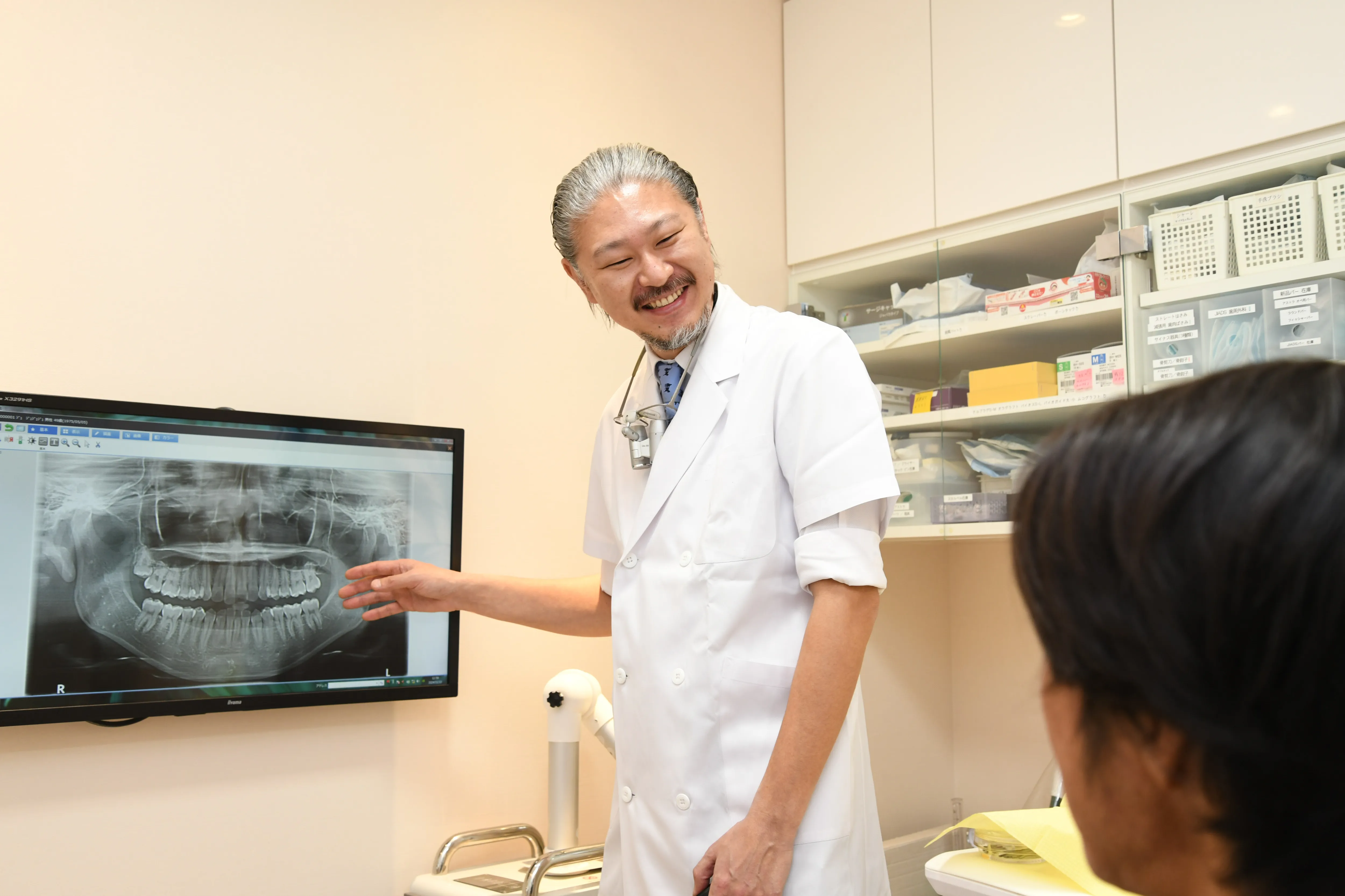 当院の歯肉形成治療の流れを説明している男性