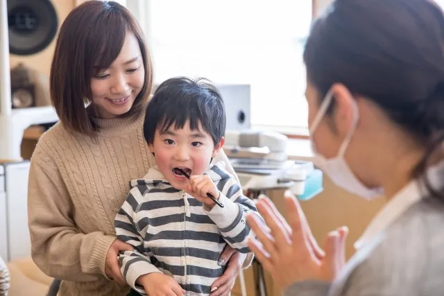 歯磨きをしている男の子